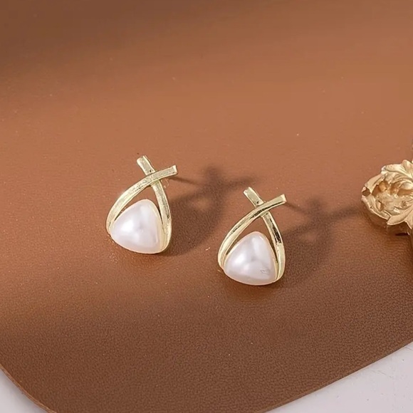Triangle Geometric Pearl and Gold Earrings - Picture 3 of 7